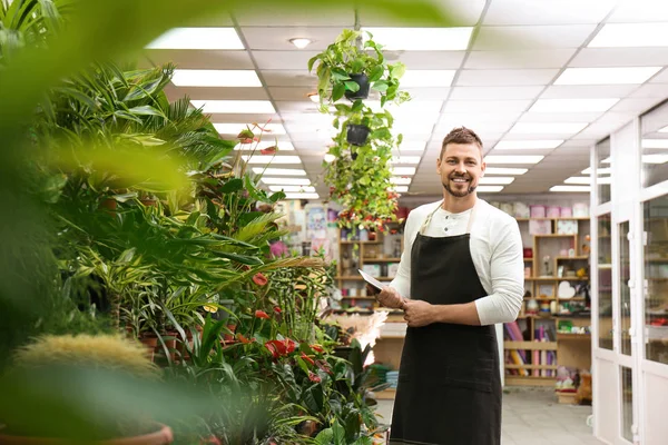 Propietario de negocio masculino con tableta en su tienda de flores — Foto de Stock