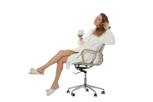 가운을 입고 하얀 의자에 앉아 있는 아름다운 아가씨 — 스톡 사진