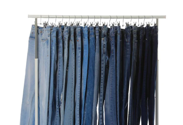 Scaffale con jeans diversi isolato su bianco — Foto Stock