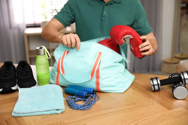 Mann packt Sporttasche für Training drinnen, Nahaufnahme — Stockfoto