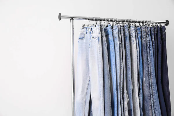 Açık arkaplanda farklı kot pantolonlar var. Metin için boşluk — Stok fotoğraf