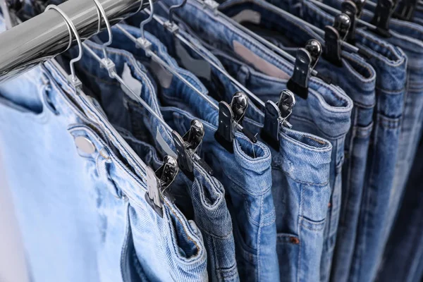 Close-up zicht op rek met verschillende jeans — Stockfoto
