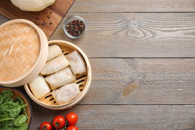 Tahta masadaki bambu buharlı buharlı, nefis lahana ruloları. Metin için boşluk