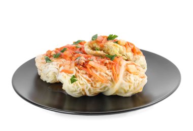 Lezzetli lahana ruloları beyaz tabaklara izole edilmiş.