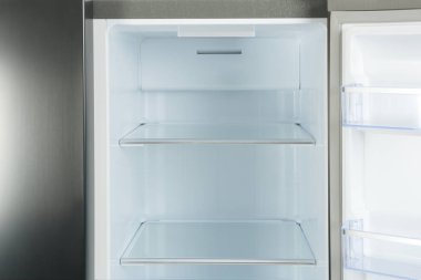 Boş modern buzdolabı rafları, yakın çekim manzarası