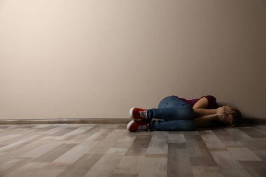 Küçük kız içeride gözlerini kapatıyor, mesaj için yer var. C