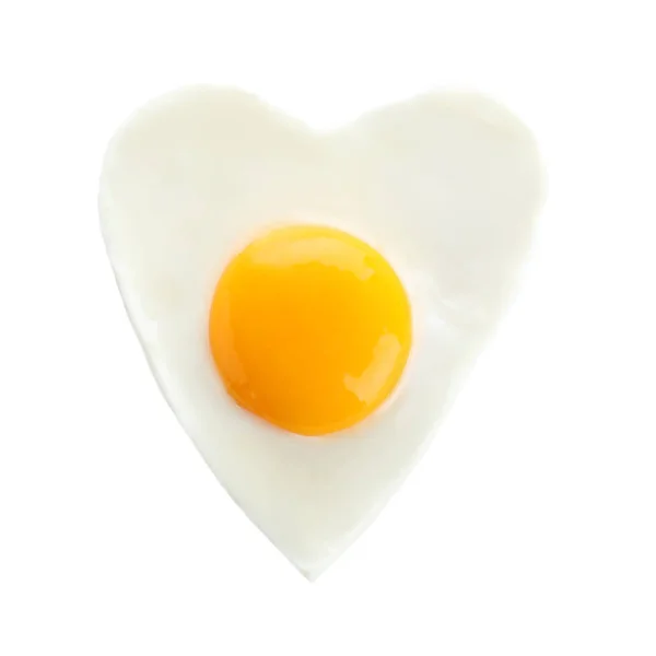 Kalp şeklinde sahanda yumurta beyazda izole, üst manzara — Stok fotoğraf
