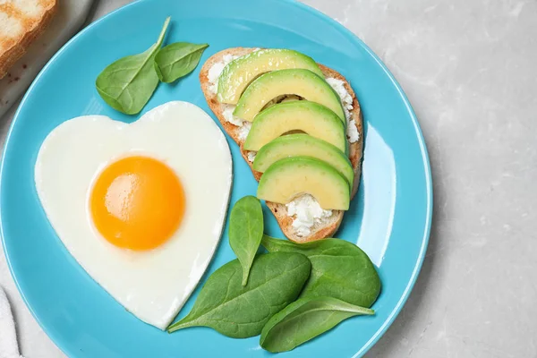 Romantisk Frukost Med Hjärtformade Stekta Ägg Ljusgrått Bord Ovanifrån — Stockfoto