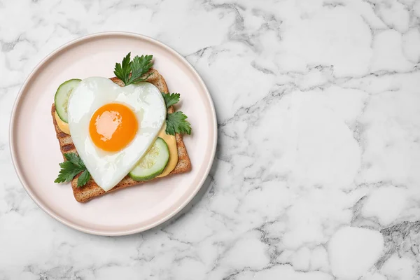 대리석 테이블 모양의 계란이 올려져 맛있는 샌드위치 보이는 원문을 — 스톡 사진