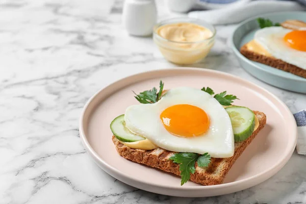 Tallrik Välsmakande Smörgås Med Hjärtformade Stekta Ägg Vit Marmor Bord — Stockfoto