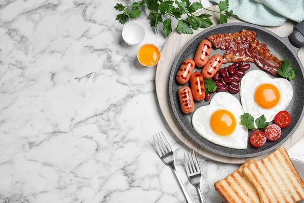 Delicioso Desayuno Con Huevos Fritos Forma Corazón Salchichas Mesa Mármol —  Fotos de Stock