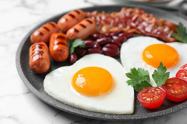 Leckeres Frühstück Mit Herzförmigen Spiegeleiern Und Würstchen Auf Weißem Marmortisch — Stockfoto