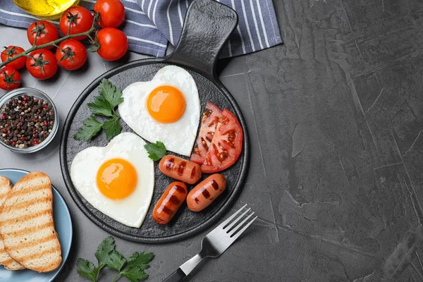 Leckeres Frühstück Mit Herzförmigen Spiegeleiern Und Würstchen Serviert Auf Dunkelgrauem — Stockfoto
