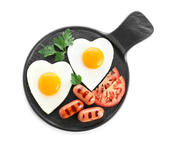 Шлифованная тарелка вкусного завтрака с жареными яйцами в форме сердца — стоковое фото