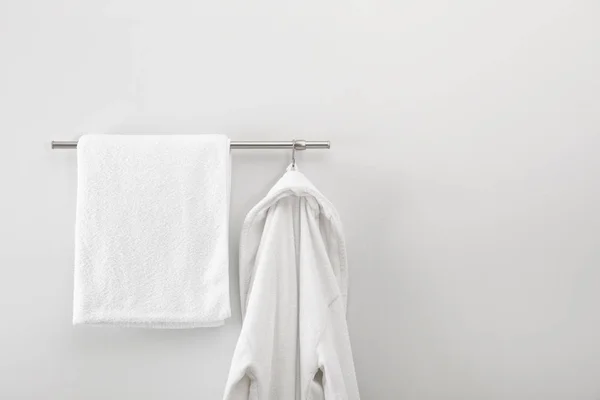 轻墙上有干净浴衣和毛巾的裂缝 — 图库照片
