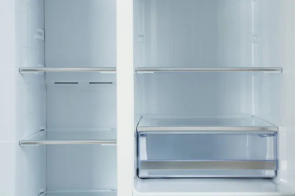 Boş Modern Buzdolabı Rafları Yakın Çekim Manzarası — Stok fotoğraf