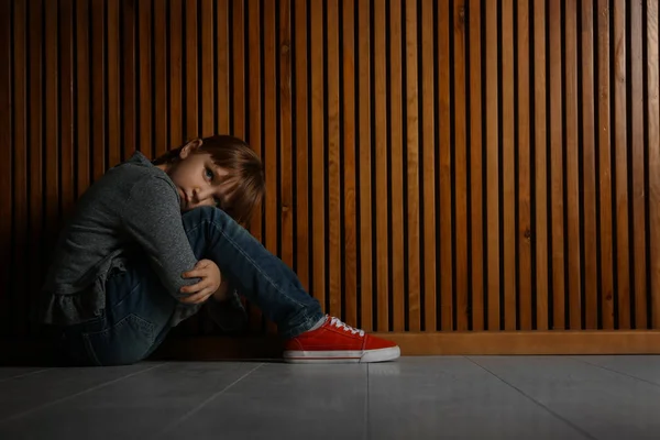 Niña triste sentada en el suelo, espacio para el texto. Niño. —  Fotos de Stock