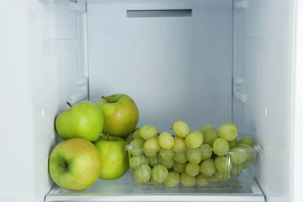 Manzanas Uvas Estante Nevera — Foto de Stock