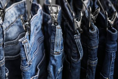 Farklı tarz kotlara sahip metal askılar, yakın plan.