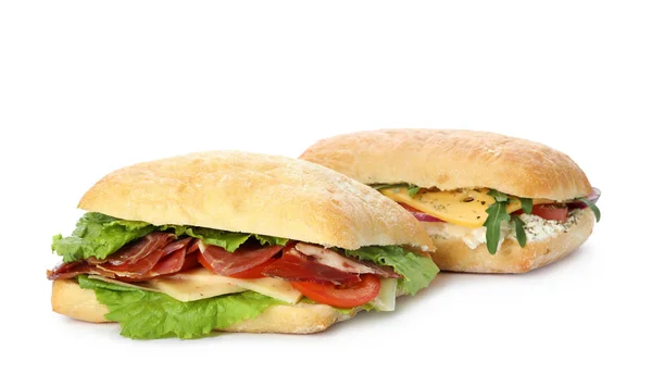 Смачні бутерброди зі свіжими овочами ізольовані на білому — стокове фото