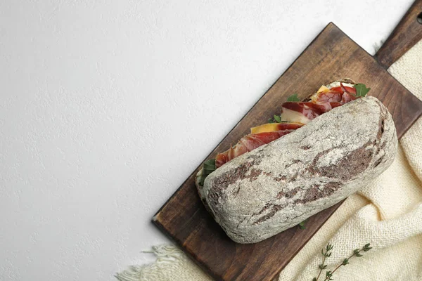 Heerlijke Sandwich Met Verse Groenten Prosciutto Lichte Tafel Bovenaanzicht Ruimte — Stockfoto
