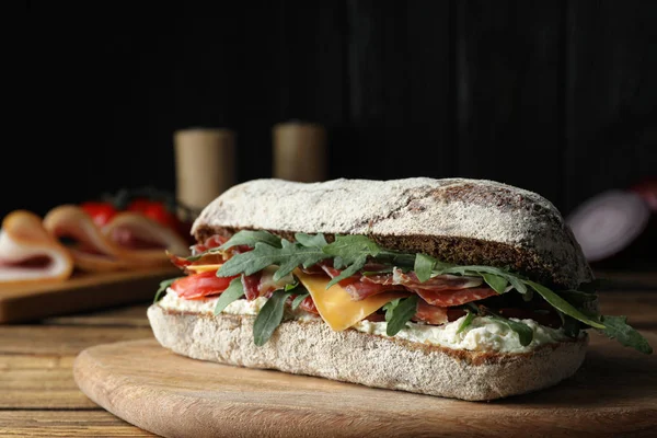 식탁에 야채와 프로슈 투토를 맛있는 샌드위치 — 스톡 사진