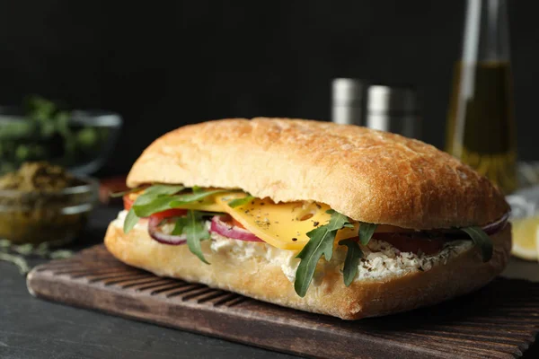 Läcker Smörgås Med Färska Grönsaker Och Ost Grått Bord — Stockfoto