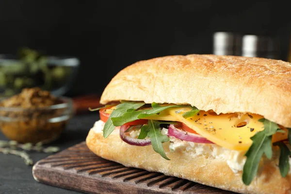 식탁에 야채와 치즈가 맛있는 샌드위치 클로즈업 — 스톡 사진