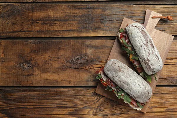 Heerlijke Sandwiches Met Verse Groenten Prosciutto Houten Tafel Bovenaanzicht Ruimte — Stockfoto