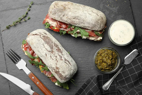 Flache Liegekomposition Mit Leckeren Sandwiches Auf Grauem Tisch — Stockfoto