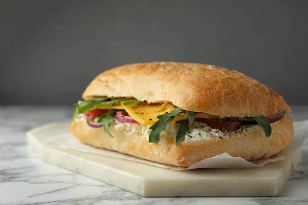 Läcker Smörgås Med Färska Grönsaker Och Ost Vitt Marmorbord — Stockfoto