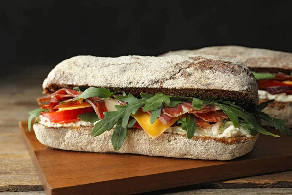 식탁에 야채와 프로슈 투토를 맛있는 샌드위치 클로즈업 — 스톡 사진