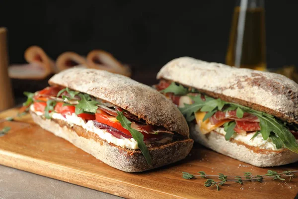 Leckere Sandwiches Mit Frischem Gemüse Und Prosciutto Auf Dem Tisch — Stockfoto