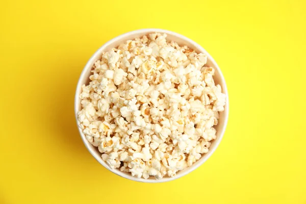 Leckeres Popcorn Auf Gelbem Hintergrund Draufsicht — Stockfoto