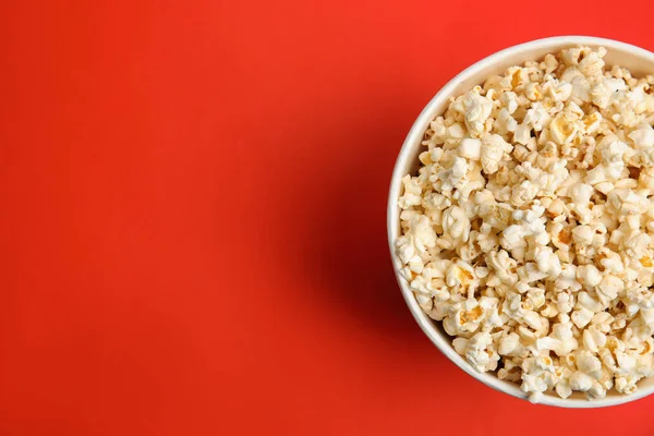 Leckeres Popcorn Auf Rotem Hintergrund Draufsicht Raum Für Text — Stockfoto