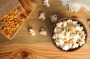 Tahta masada lezzetli patlamış mısır, düz uzanmış.