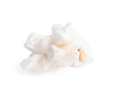 Beyaz üzerine izole edilmiş taze patlamış mısır.