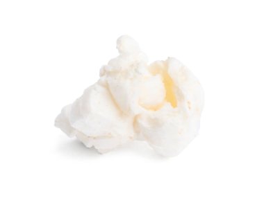 Beyaz üzerine izole edilmiş taze patlamış mısır.