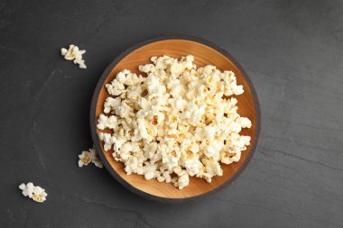 Lezzetli taze patlamış mısır siyah masada, düz yatıyordu.