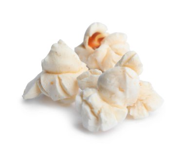 Beyaz üzerine izole edilmiş taze patlamış mısır.