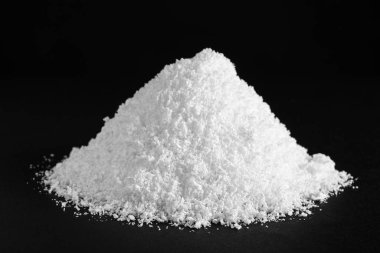 Siyah arka plan üzerine beyaz kar yığını