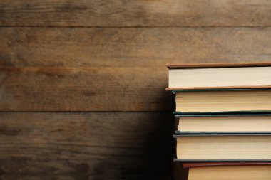 Ahşap zemin üzerine farklı kitap koleksiyonu. Metin için boşluk