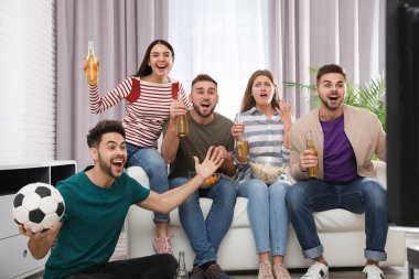 Bir grup arkadaş evde maç izliyor.