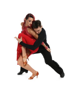 Beyaz arka planda dans eden tutkulu genç çift