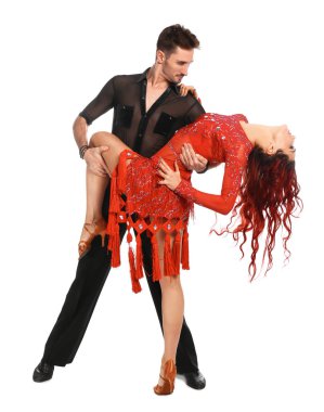 Beyaz arka planda dans eden tutkulu genç çift