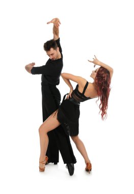 Beyaz arka planda dans eden tutkulu genç çift