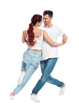 Beyaz arka planda dans eden genç ve güzel çift