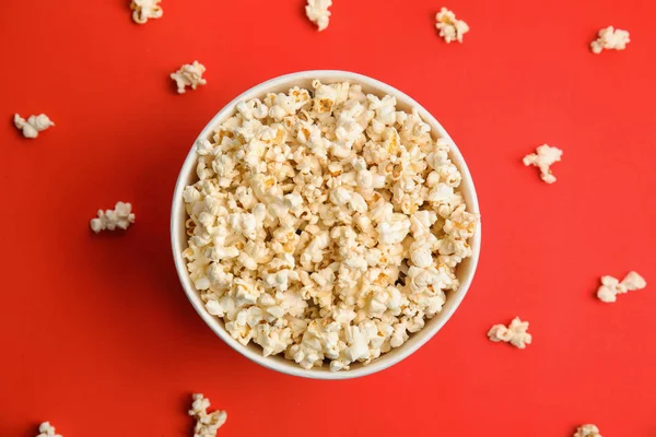 Leckeres Popcorn Auf Rotem Hintergrund Flache Lage — Stockfoto