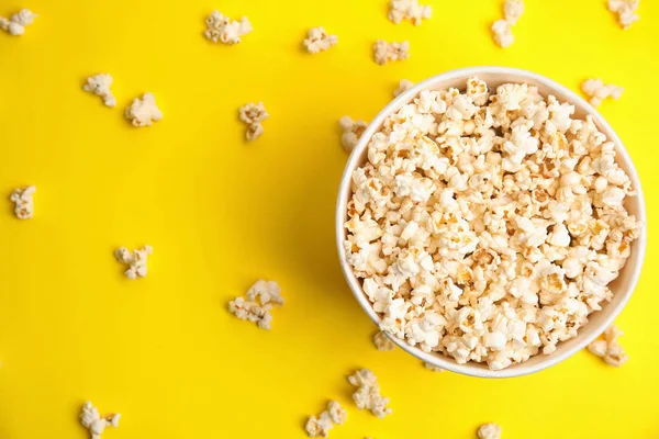 Smaklig Popcorn Gul Bakgrund Platt Låg — Stockfoto