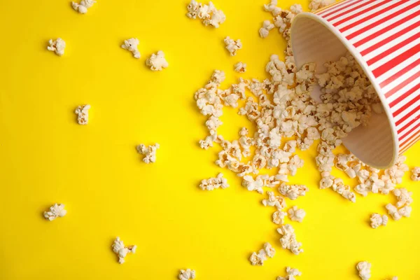 Leckeres Popcorn Auf Gelbem Hintergrund Flache Lage — Stockfoto